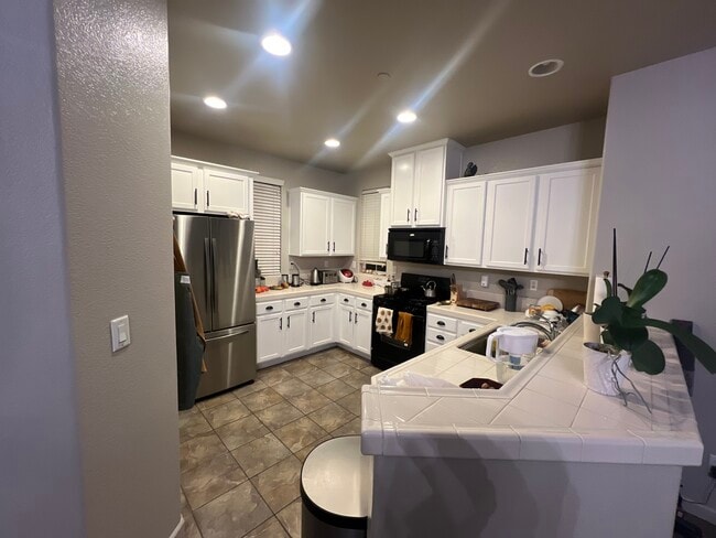 Building Photo - 692 Equinox Loop