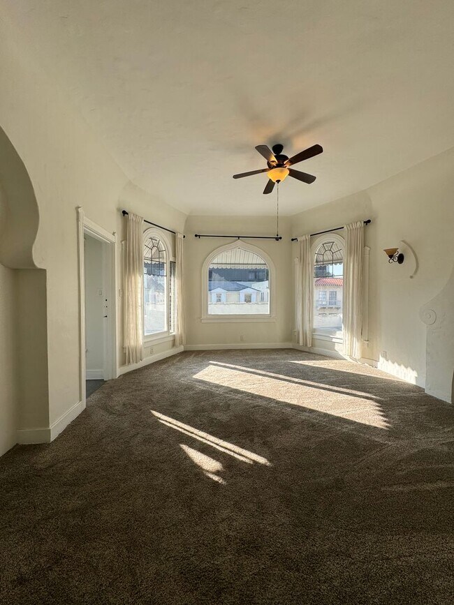 Building Photo - Welcome to Your New Home: Stunning Apartments in Orange St.