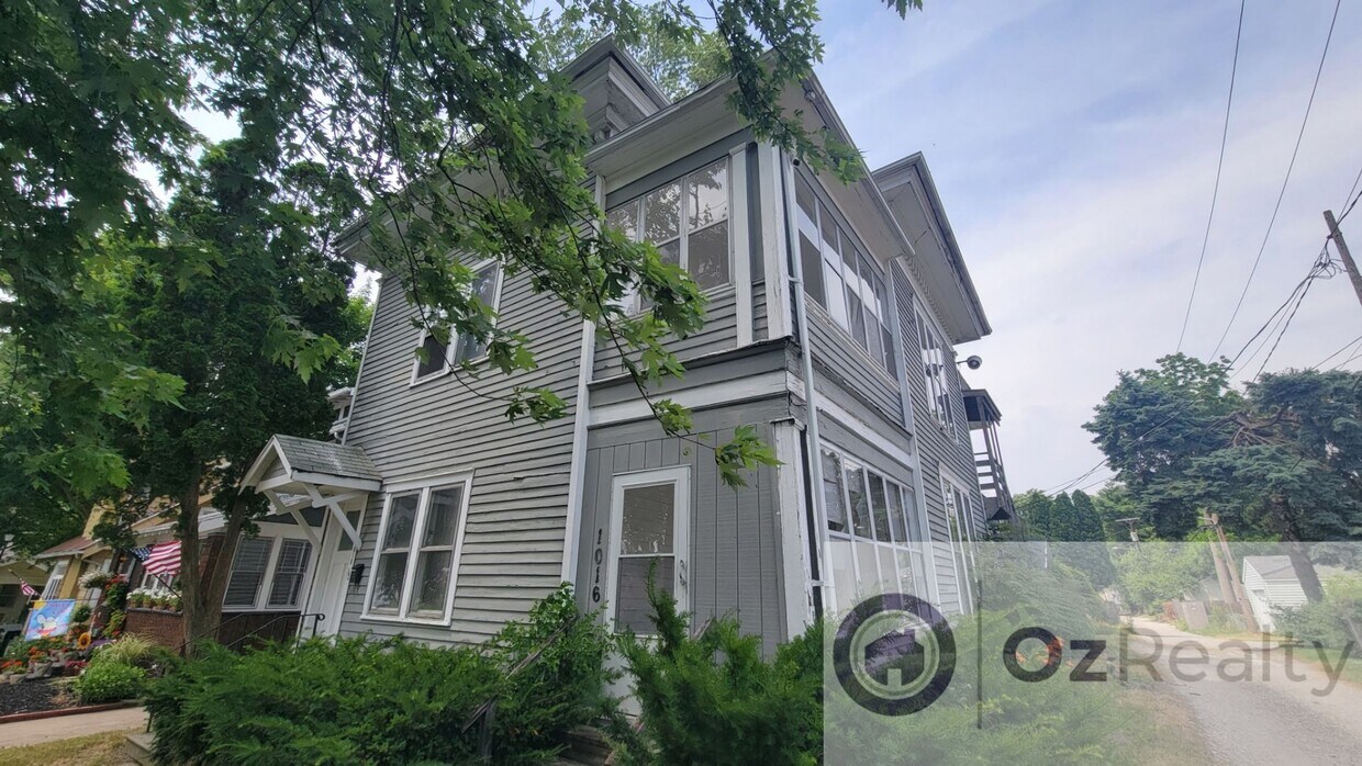 Primary Photo - 1016 Mallet St