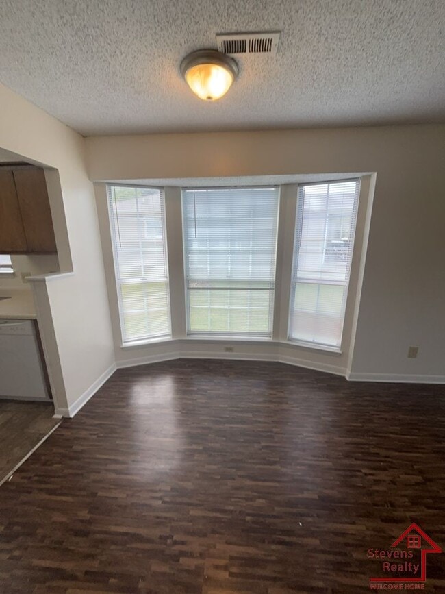 Building Photo - 443 Oriole Dr