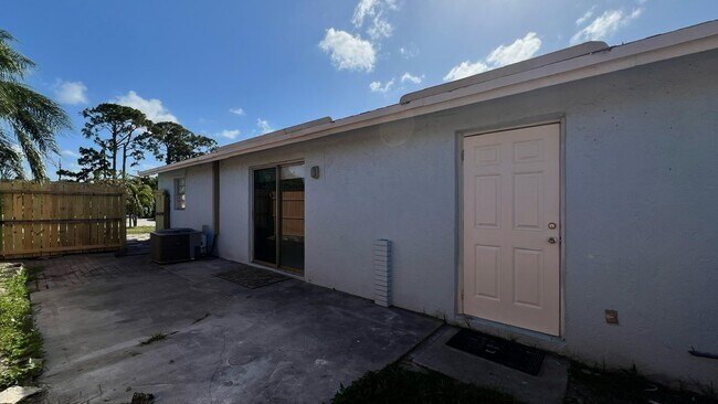 Foto del edificio - 4915 Weymouth St