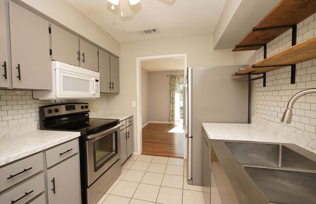 Building Photo - 116 Country Club Dr