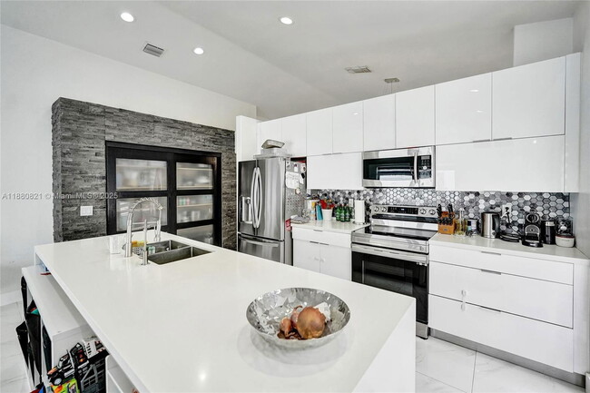 Building Photo - 4955 SW 33rd Ave