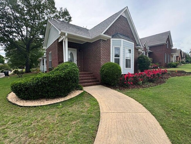Foto del edificio - Captivating 3 BR/ 2 BA home in Vestavia!