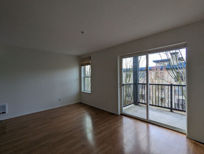 Foto del edificio - Perfect Location! Greenwood Condo!