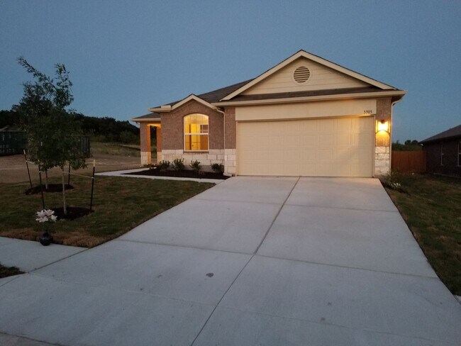 Building Photo - Amazing 4 bed, 2 bath Dell Valley - Tiermo Home for lease!