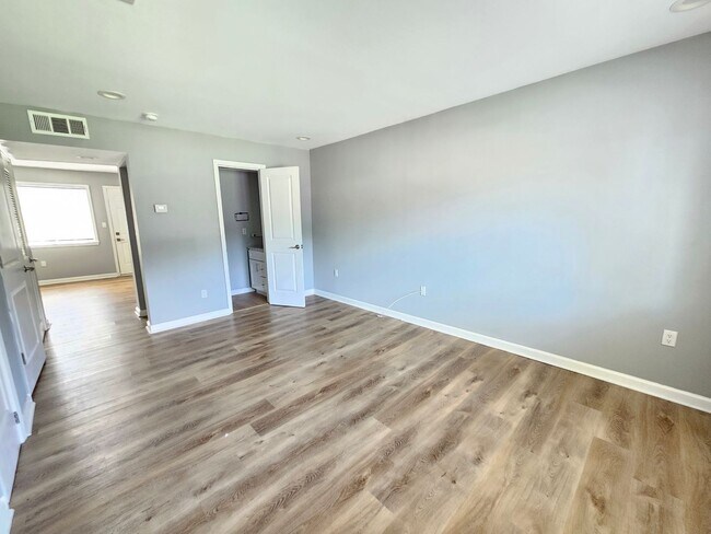 Building Photo - MLK Dr 3781