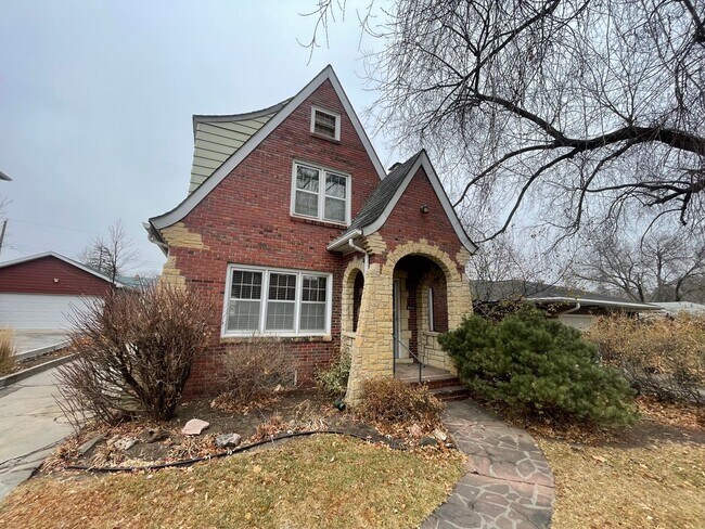 Building Photo - Cute Eclectic Asymmetrical Tudor Style Hom...