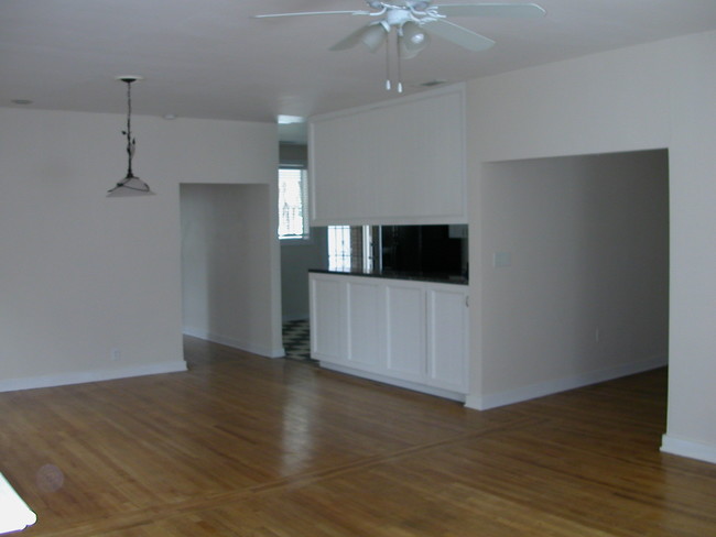 Building Photo - 402 E Victory Dr