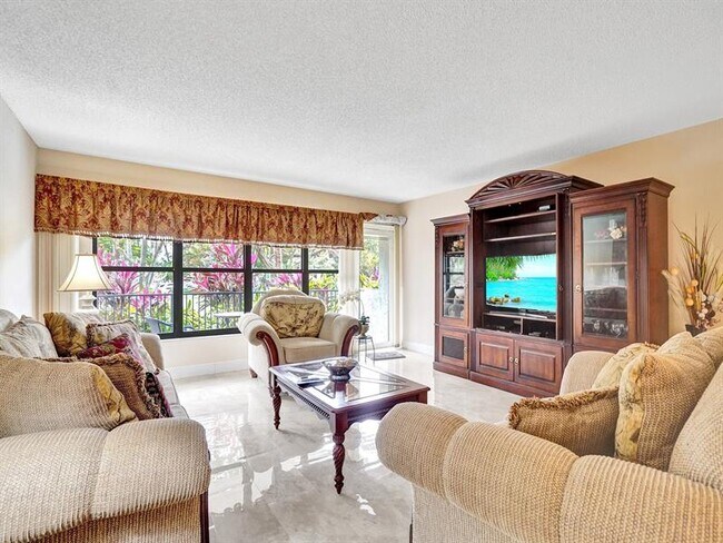 Foto del edificio - 3200 Port Royale Dr N