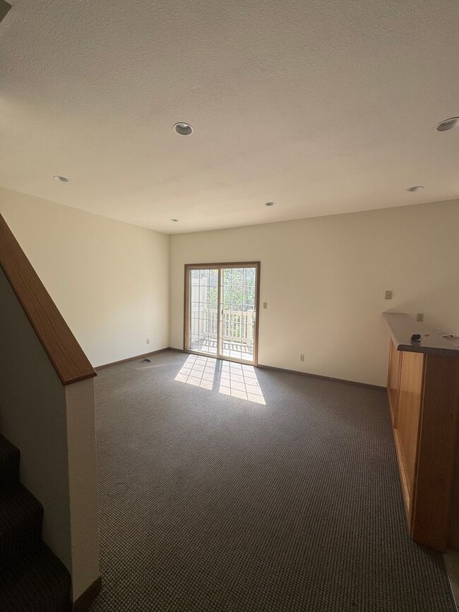 Building Photo - 4 bed, 2.5 bath, Condo with Amenities