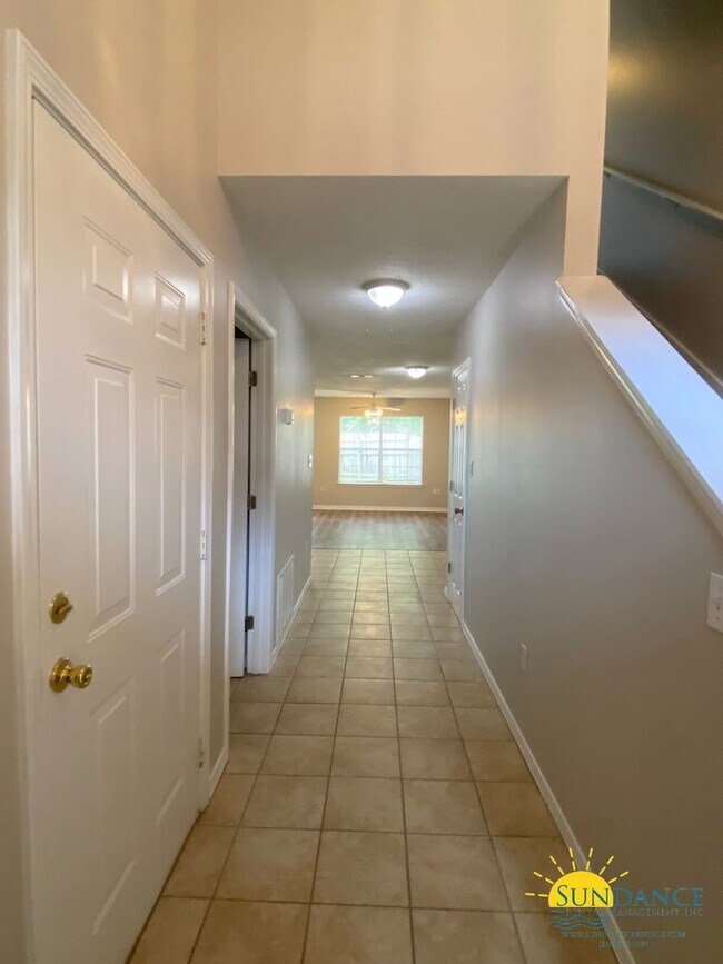 Building Photo - Spacious 2 Bedroom Townhouse in Domenica C...