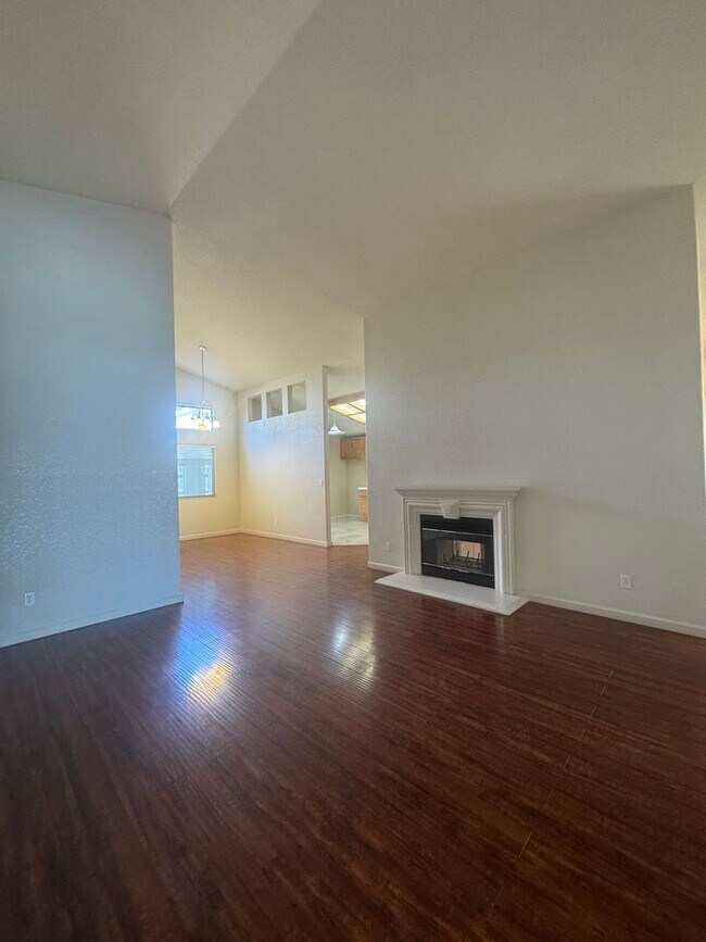 Foto del edificio - Beautiful 4-Bedroom Home with Solar, High ...