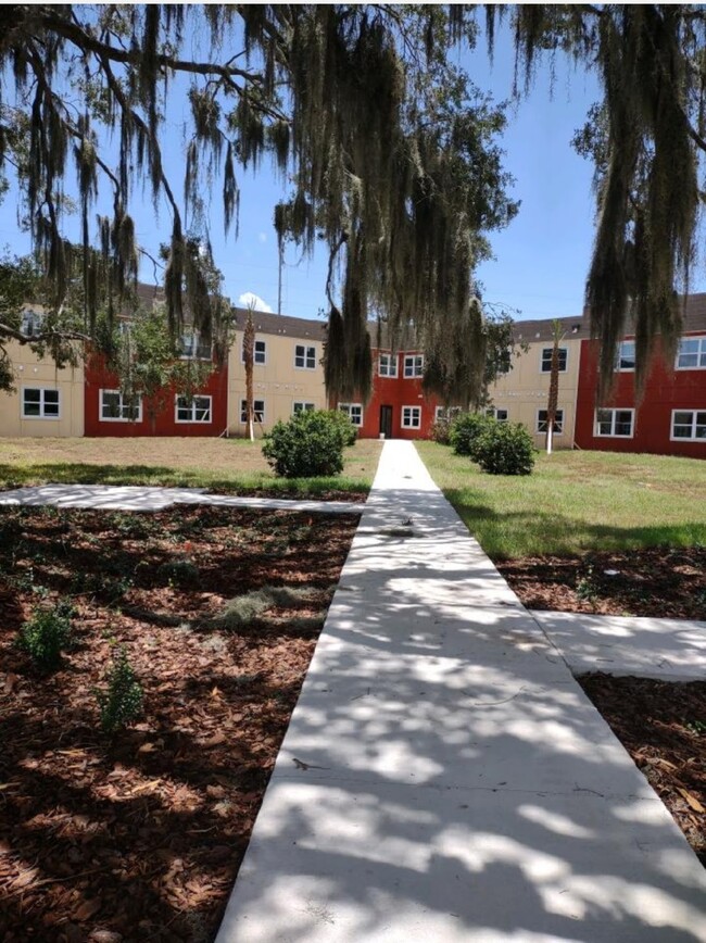 Building Photo - Spanish Moss Eco Apartments