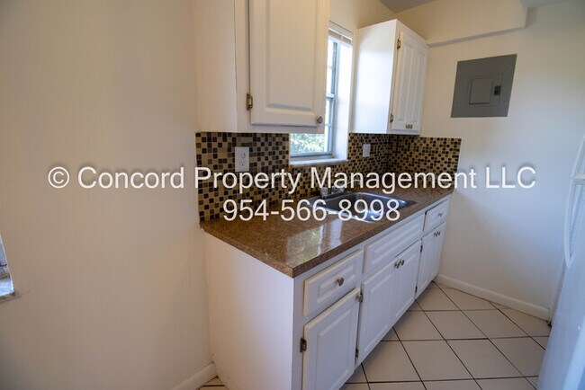 Foto del edificio - ASK ABOUT OUR SPECIALS! 2/1.5 Townhouse St...