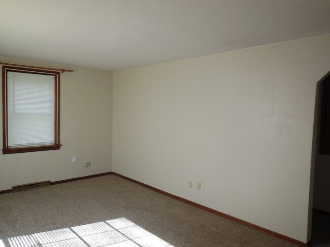 Foto del edificio - Two Bedroom House with Drive Under Garage!