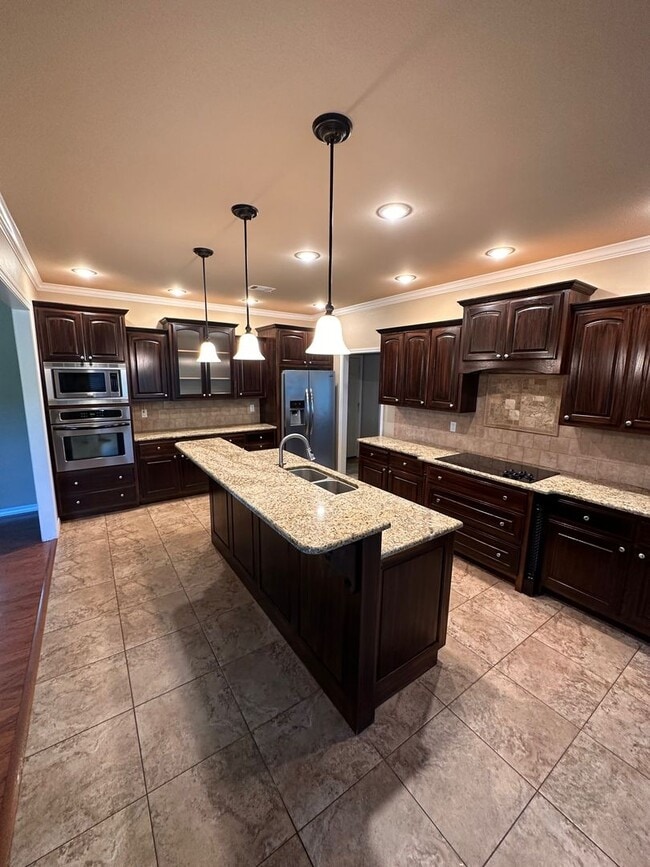 Building Photo - 1010 S Vancouver Ave