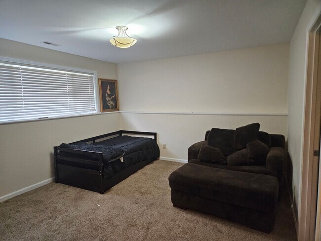 Foto del edificio - Fully Furnished Split Level Two-Bedroom Home