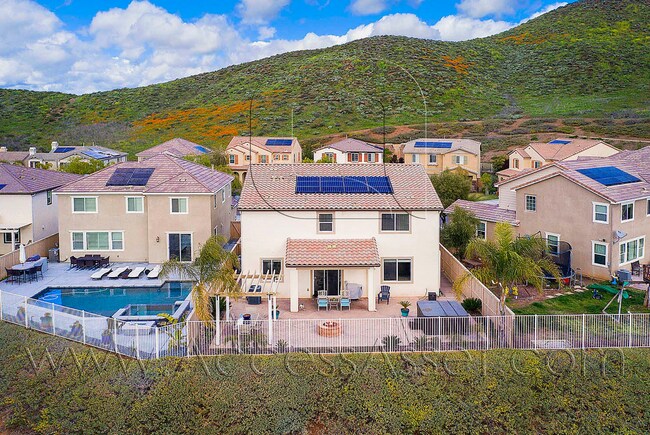 Foto del edificio - Expansive Five-Bedroom Retreat with Stunning Outdoor Living at Heather Ridge