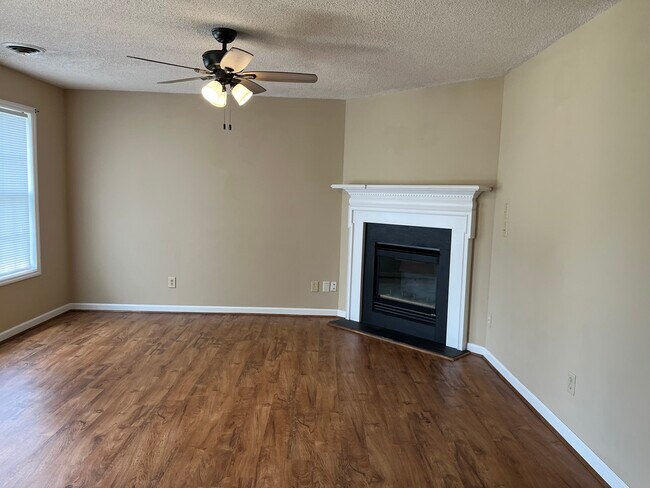 Foto del edificio - 4724 Honeysuckle Ln