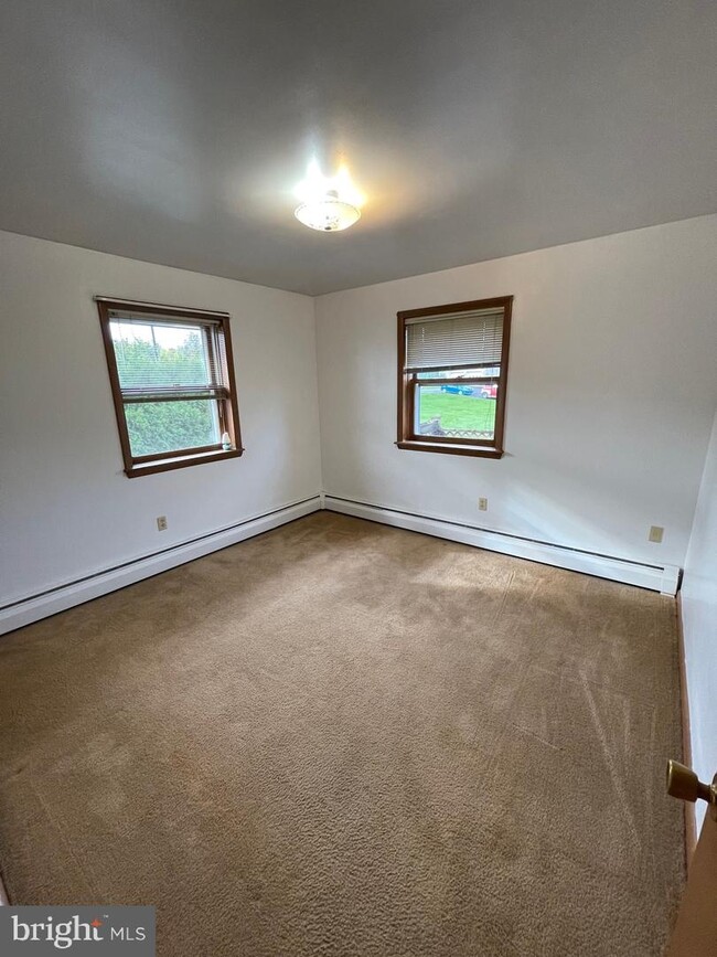Building Photo - 2088 Milford Square Pike