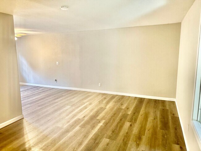Foto del edificio - 2345 N Vagedes Ave