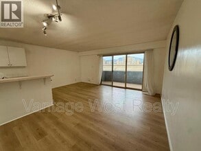 Building Photo - 1761-1761 Pandosy St