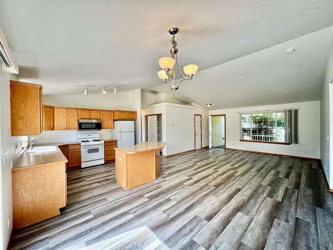 Building Photo - 3 bedroom home with expansive fenced backy...