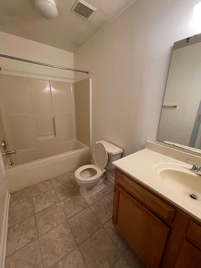 Foto del edificio - 4 Bedroom 2 Bathroom 2nd Floor