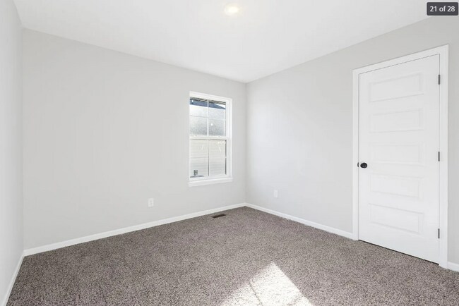 Building Photo - GORGEOUS 4 BED 2 BATH