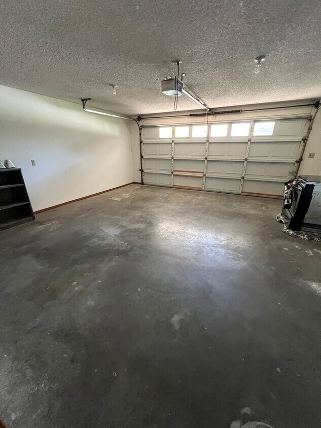 Primary Photo - 3 Bed 2 Bath House Right by Rena Elementar...