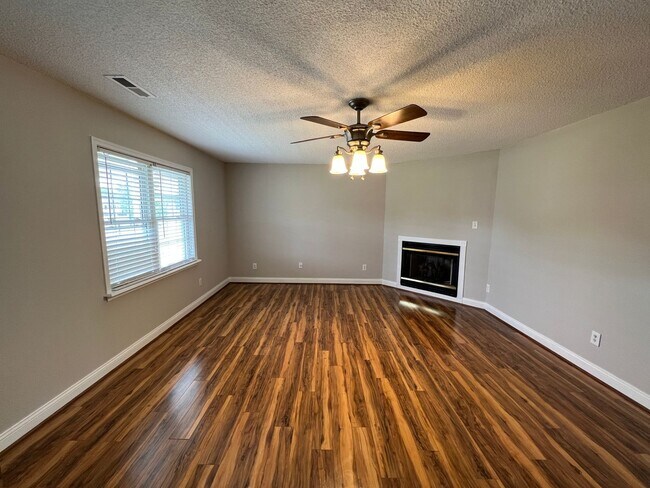 Foto del edificio - Available July! Just Minutes from USGC Base!