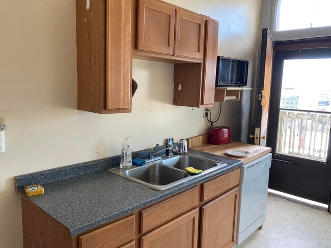 Building Photo - 328 E Knapp St