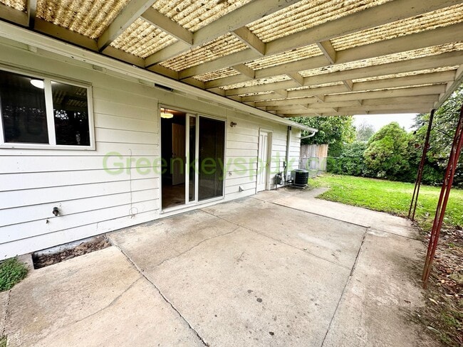 Building Photo - Beautiful Milwaukie 3 Bedroom
