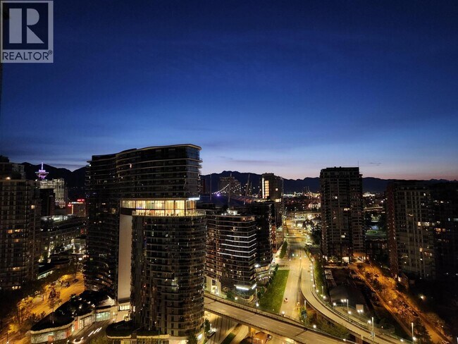 Photo du bâtiment - 1033 Marinaside Crescent