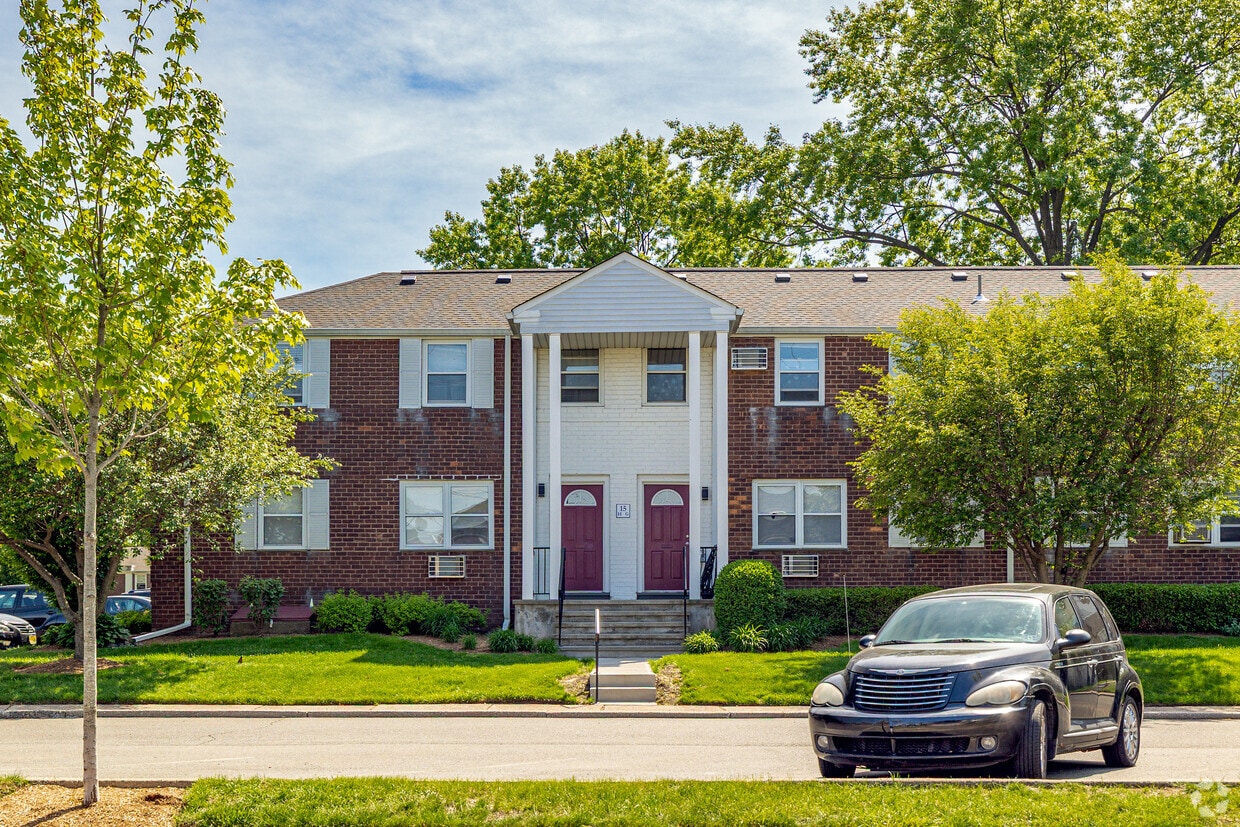 Apartment Entrances - 155-185 Gold St