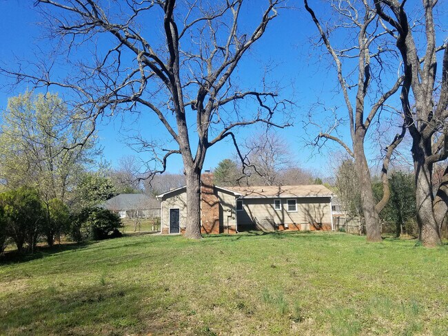 Foto del edificio - Great updated ranch in convenient location