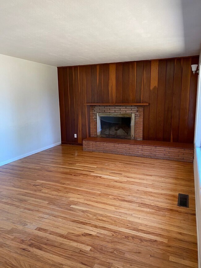 Building Photo - Charming 5-Bedroom Home with Backyard - Cl...