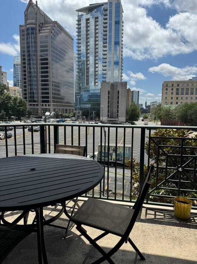 Foto del edificio - 300 W 5th St