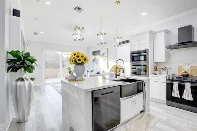 Building Photo - 5 br, 3 bath House - 2236 NE 41st Ave # 2236