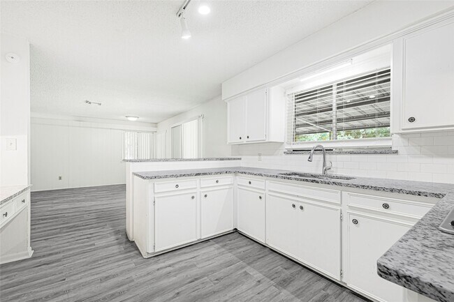 Foto del edificio - 1231 Country Ln