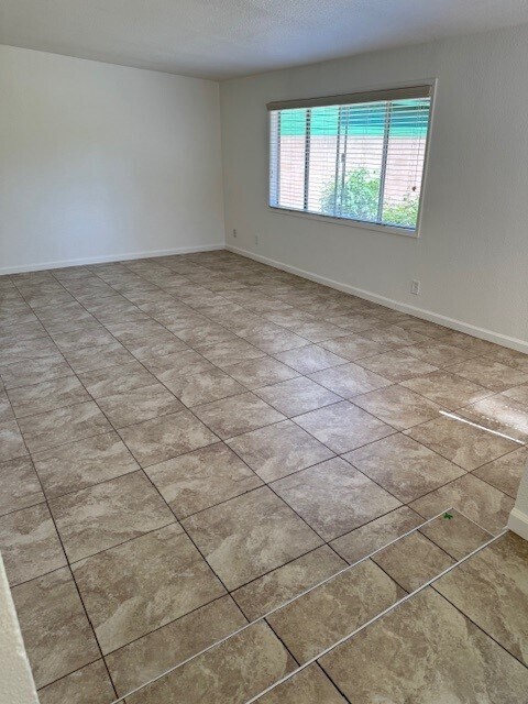 Foto del edificio - 2129 Ellison Dr