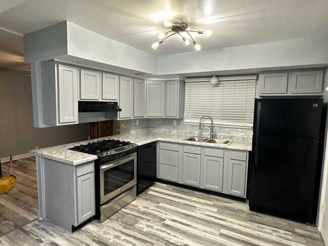 Building Photo - 4029 Forest Manor Ave