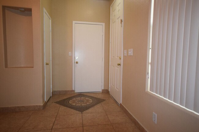 Foto del edificio - Quaint and quiet home in a gated community...