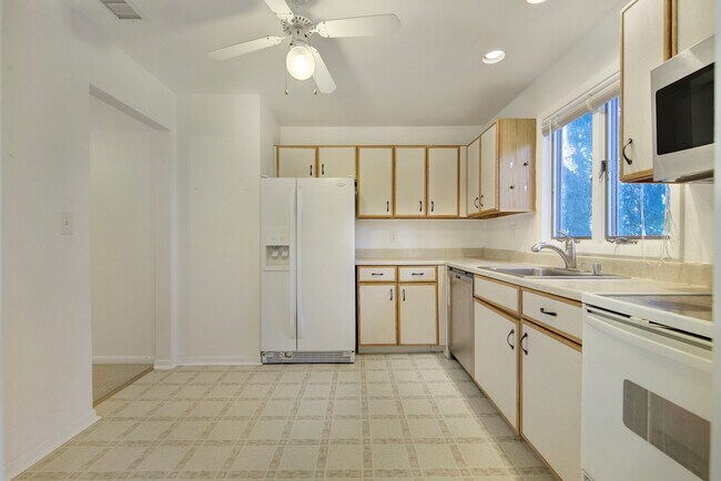 Building Photo - 1566 Anderson Ave