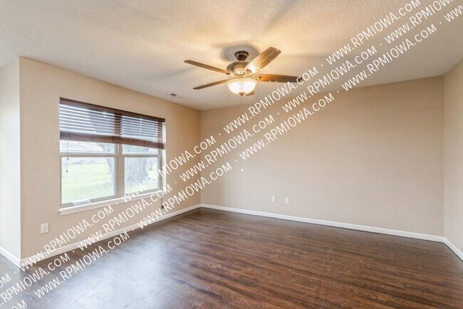 Building Photo - LARGE TWO-STORY TOWNHOME!! 4 Bedroom, 2.5 ...