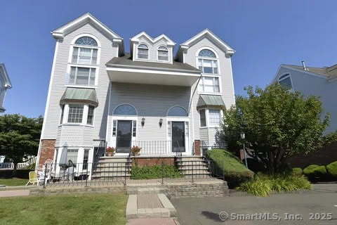 Foto del edificio - 130 Deer Hill Ave