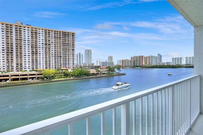 Foto del edificio - 4000 NE 169th St