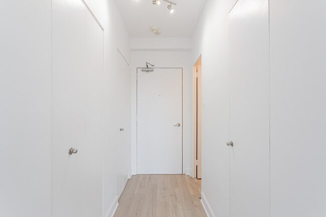 Building Photo - Hillside House