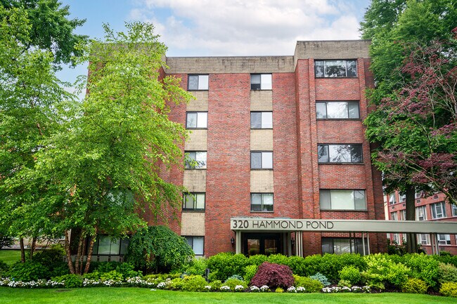Foto del edificio - 320 Hammond Pond Pkwy